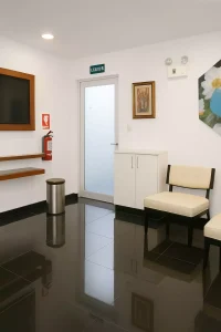 sala de espera dental clinic en San Isidro