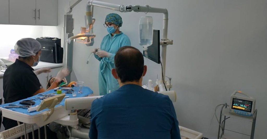 Extracción de muela del juicio con sedación endovenosa monitoreada en The Dental Clinic Lima