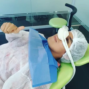 Paciente durante sedación consciente con óxido nitroso — The Dental Clinic Lima